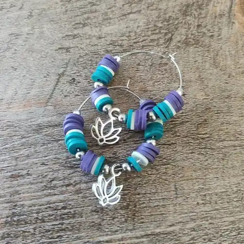 "lotus des indes" boucles d‘oreilles créoles bleu canard/mauve | Nouveau en boutique
